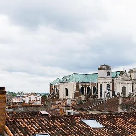 Five - Parking, Balnéothérapie, Place Nationale, Un Havre De Paix *
