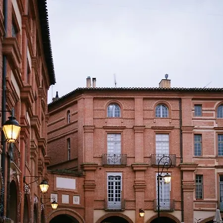 Five - Parking, Balnéothérapie, Place Nationale, Un Havre De Paix