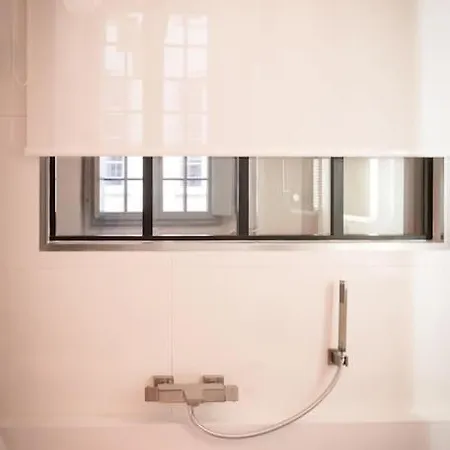 Five - Parking, Balnéothérapie, Place Nationale, Un Havre De Paix