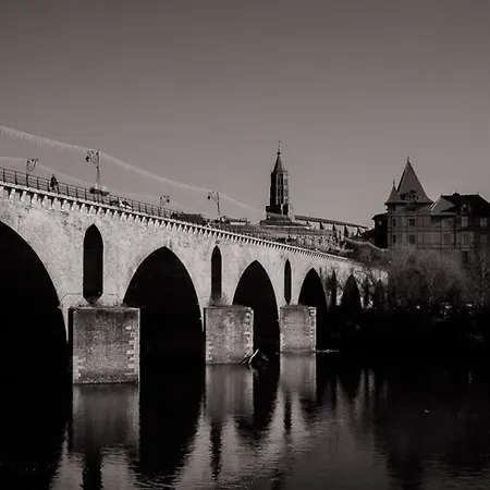 Five - Parking, Balnéothérapie, Place Nationale, Un Havre De Paix *